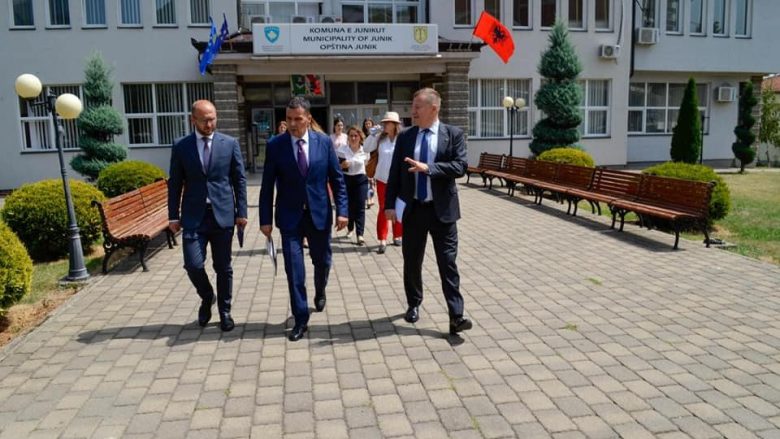 Ambasadori i BE-së në Kosovë viziton Junikun, diskutohet shtrati i Erenikut e menaxhimi i mbeturinave
