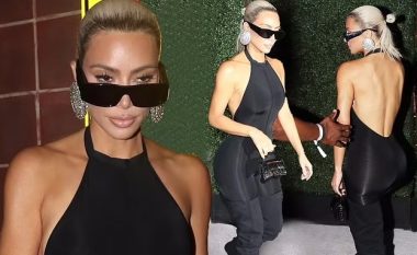 Kim Kardashian shfaq format atraktive në një kostum të ngushtë dhe çizme deri te kofshët në eventin e “Kylie Cosmetics”