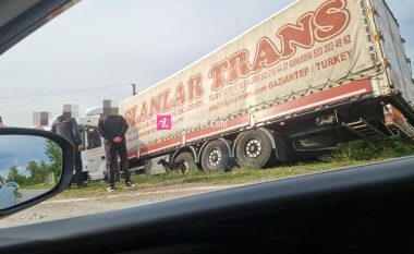 Aksident në rrugën Pejë-Klinë, një kamion përfundon jashtë rruge