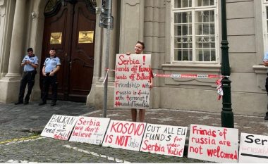 “Kosova nuk është Serbi” –  Aktivistë çekë protestojnë para ambasadës serbe në Pragë