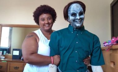 Amerikanja 23 vjeçare gjen banesë të re për ‘familjen’ e saj me kukulla ‘zombie’ dhe ‘alien’