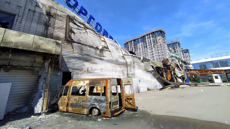 Ukrainasit joshin turistët: Ejani! Kemi bomba, ndërtesa të shkatërruara – tanke të djegura e alarme për sulme ajrore