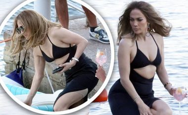 Jennifer Lopez tregon mesin e saj të tonifikuar me fustan të zi të prerë teksa pozon në një varkë