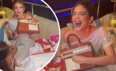 Për ditëlindjen e 25-të, Kris i dhuron Kylie Jennerit një çantë Hermes Birkin që kushton 97 mijë euro