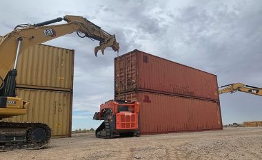 Palosin kontejnerët e mallrave, për të krijuar murin mbrojtës dhe luftuar migrimin ilegal në Arizonë