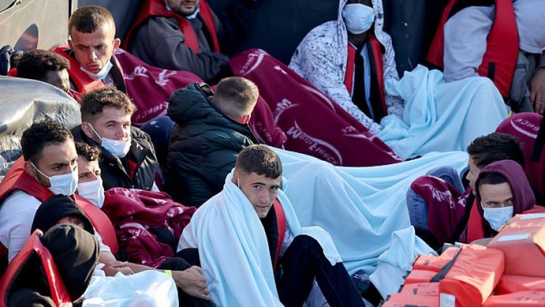 Mbi 4,000 shqiptarë kanë mbërritur në Britani me gomone këtë vit