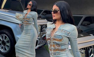 Kylie Jenner tregon humbjen e peshës me një fustan xhins të ngushtë pasi mirëpriti fëmijën e saj të dytë gjashtë muaj më parë