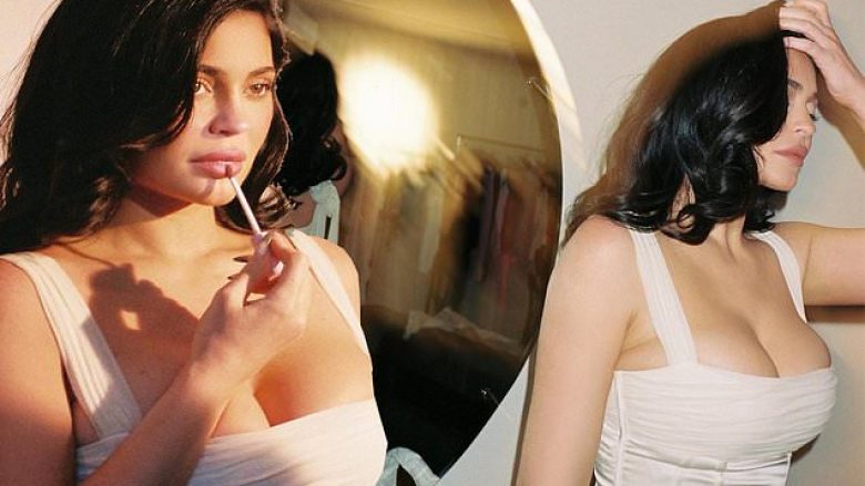 Kylie Jenner vishet me një fustan të bardhë, ndërsa paralajmëron nuancat e reja të skuqjes së buzëve të Kylie Cosmetics