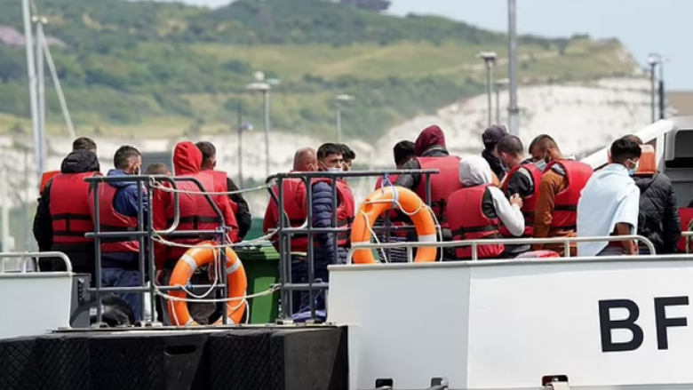 Britania do të bashkëpunojë me Shqipërinë për të deportuar emigrantët e paligjshëm