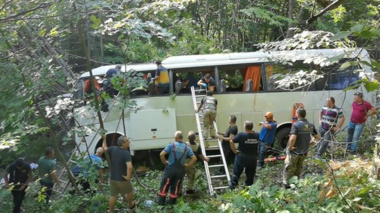 Pesë të vdekur dhe disa të lënduar pasi një autobus doli nga rruga në Turqi