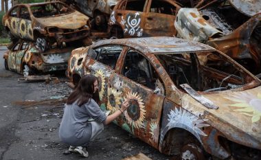 Artistët pikturojnë luledielli në rrënojat e luftës në Ukrainë