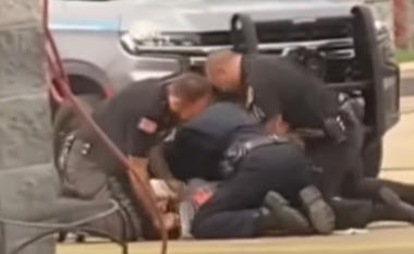 Suspendohen tre oficerë amerikanë pasi doli një video ku shihen duke rrahur në mënyrë mizore një të dyshuar – njëri ia përplas kokën në beton