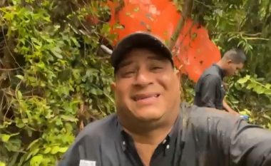Politikani panamez poston pamje nga ku kërkon ndihmë, pasi helikopteri në të cilin gjendej edhe ai rrëzohet në xhungël