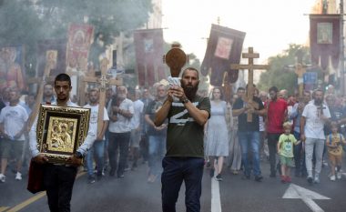 Nacionalistët që bartnin simbole pro-ruse i bashkohen protestës së kishës kundër ngjarjes së LGBT në Beograd