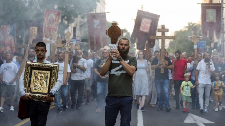 Nacionalistët që bartnin simbole pro-ruse i bashkohen protestës së kishës kundër ngjarjes së LGBT në Beograd