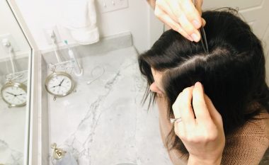 Floktarët sqarojnë: Përse nuk duhet assesi t’i ndukni qimet e thinjura nga flokët?