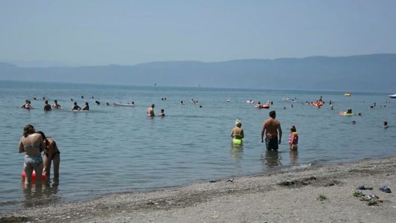 Turistët ankohen për pastërtinë në plazhet e Ohërit