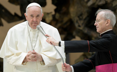 Papa Françesku thotë se do ta vizitonte Korenë e Veriut nëse do t’i bëhej ftesa
