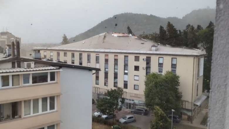 Një erë e stuhishme goditi Slloveninë – ndërtesës i “fluturon” çatia në Lubjanë