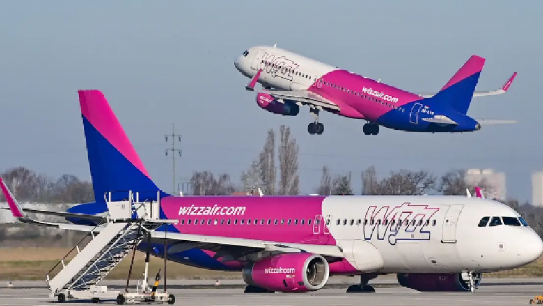 Pas kritikave të mëdha, Wizz Air pezullon rinisjen e fluturimeve nga Rusia