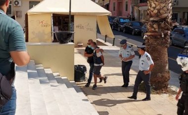Masakroi me thikë gruan në Greqi, shqiptari del para Gjykatës: I kërkoj falje fëmijëve