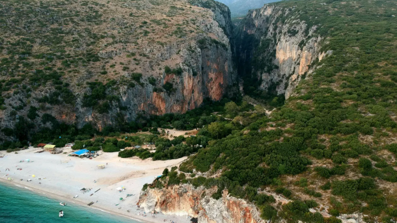 The Guardian: Plazhet, malet, qytetet e lashta dhe çmimet e ulëta – Shqipëria i ka të gjitha