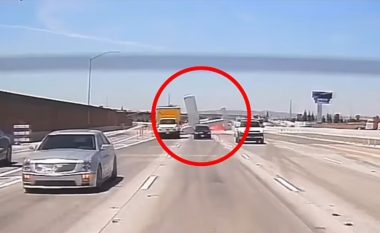 Aeroplani ‘shpërtheu në flakë’ pasi goditi një kamionçinë derisa u detyrua të aterronte në një autostradë të ngarkuar të Kalifornisë