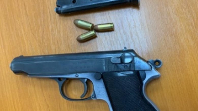 Policia në Vushtrri arreston një person, po barte armë në brez
