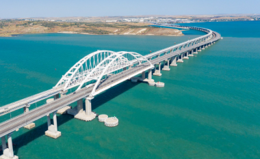 Këshilltari i Zelenskyt: Duhet të shkatërrohet ura e Krimesë