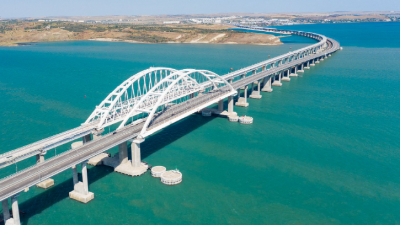 Këshilltari i Zelenskyt: Duhet të shkatërrohet ura e Krimesë