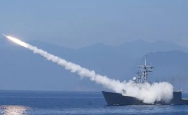 Reagon Japonia pasi pesë raketa balistike të Kinës “zbarkojnë” në zonën ekskluzive ekonomike të saj