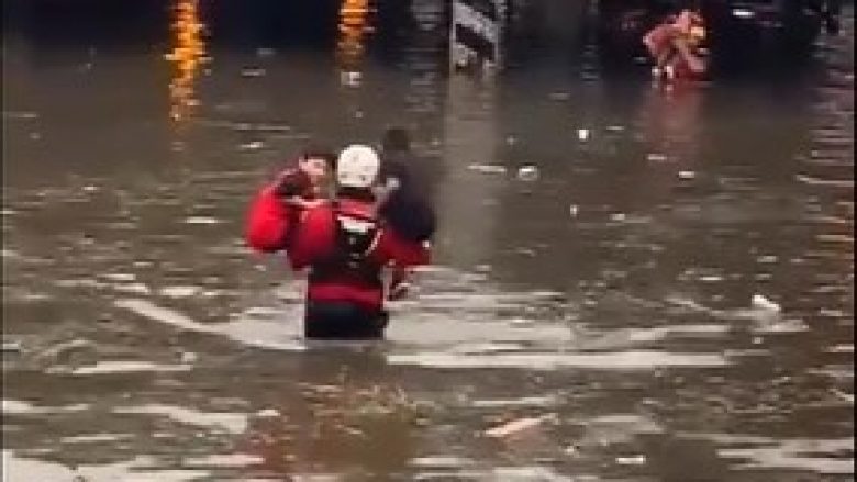 Përmbytjet në Denver, pamje që tregojnë një zjarrfikës ndërsa mbante një fëmijë në secilën prej shpatullave të tij