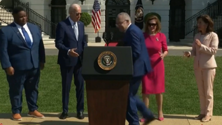 Biden nuk i ndal gafat, tenton t’i shtrëngoj dorën dy herë senatorit amerikan