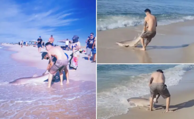 Një burrë e kap me duar peshkaqenin dhe e nxjerrë në bregun e plazhit të New Yorkut