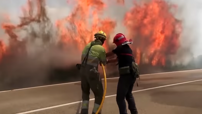 Dy zjarrfikës spanjollë luftojnë kundër zjarrit të rrezikshëm në Valencia