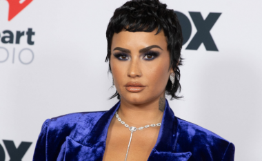 Demi Lovato rikthen përemrat e gjinisë femërore një vit pasi deklaroi se do t’i përdorte ata asnjanës
