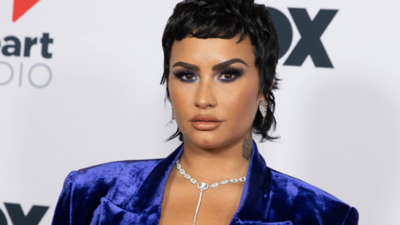 Demi Lovato rikthen përemrat e gjinisë femërore një vit pasi deklaroi se do t’i përdorte ata asnjanës