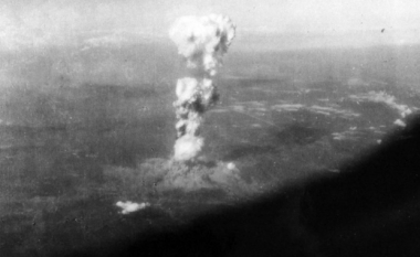 Fotografitë nga ajri shfaqin Hiroshimën para dhe pas lëshimit të bombës atomike në 1945