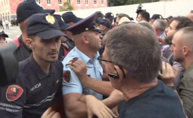 “Nuk e vrau varka, por shteti”, protestë në Tiranë për vogëlushen Jonada