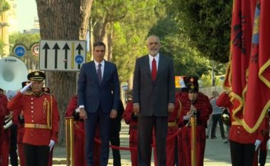 Kryeministri i Spanjës në Tiranë, pritet me ceremoni zyrtare nga Rama