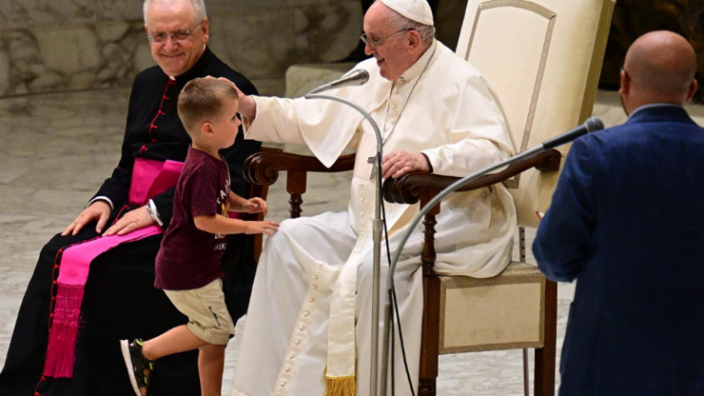 Djaloshi i djallëzuar erdhi tek Papa dhe reagimi i tij i bëri të gjithë të qeshin