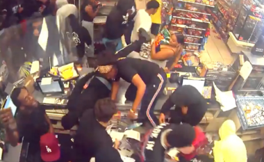 Turmë e njerëzve grabitin një dyqan në Los Angeles – atyre nuk u lë përshtypje as xhirimet që po u bënin kamerat e sigurisë
