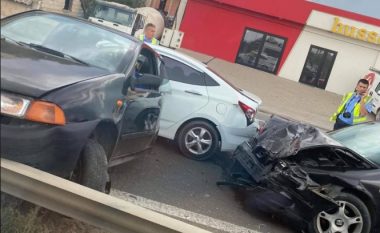 Tri vetura përfshihen në një aksident në magjistralen Prishtinë-Pejë, një i lënduar