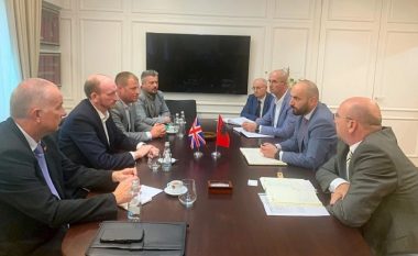 Shqiptarët me gomone në Angli, ambasadori britanik takon Gledis Nanon: Të vendosur t’i ndalojmë