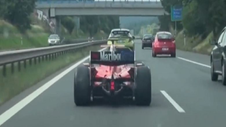 Ferrari i Formula 1 dhuron spektakël në autostradën çeke