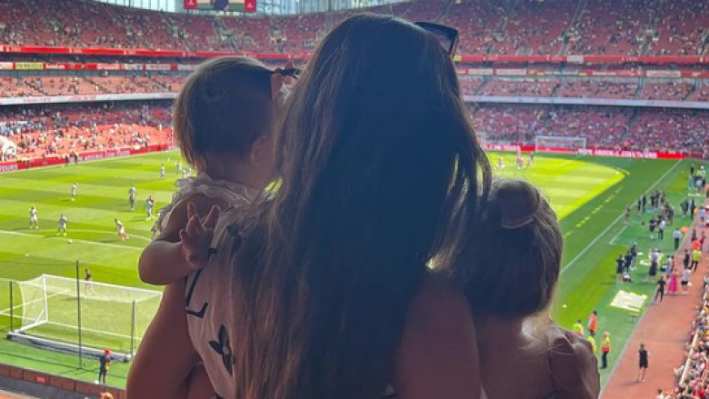 Leonita Lekaj së bashku me vajzat në stadiumin Arsenal Emirates në përkrahje të Xhakës: Shumë krenare me ty