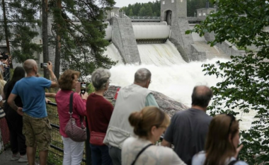 Turistët rusë ‘priten’ me himnin ukrainas në Finlandë: Jo të gjithë rusët janë me Putinin