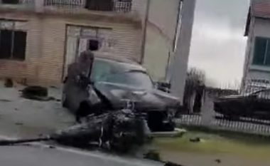 Aksidentohen dy vetura të mërgimtarëve në Deçan, lëndohen dy persona