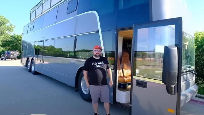 Autobusi shndërrohet në një shtëpi lëvizëse dykatëshe për një familje me tetë anëtarë