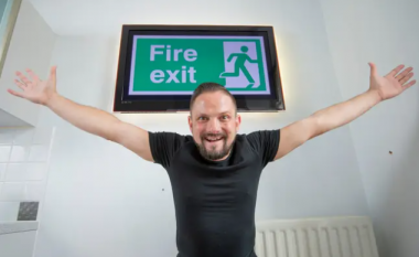 Anglezi ndërron emrin në ‘Fire Exit’ pretendon se është ‘personi më i famshëm’